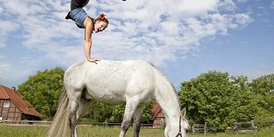 2014-10-16_opt Bildnummer: 58651377 Datum: 22.05.2012 Copyright: imago/imagebroker Junge Frau verkleidet als Pippi Langstrumpf macht Handstand auf ihrem Schimmel outdoor xsp x0x 2012 quer Highlight model released Symbolfoto 1 Tier Akrobaten Akrobatik akrobatischer akrobatische akrobatisches akrobatisch Akrobat Alter 29 Jahre weiblich Außenaufnahmen Außenaufnahme draußen eine Person ein Mensch einzelne einzelner einzelnes Equidae Frauen Frau geschminkter geschminkte geschminktes geschminkt Handstand Handstände hellhäutiger hellhäutige hellhäutiges hellhäutig Kaukasier kaukasisches Aussehen Kleiner Onkel kostümierter kostümierte kostümiertes kostümiert Pferde Pferd Pippi Langstrumpf Långstrump rotes Haar rothaariger rothaarige rothaariges rothaarig Schimmel tagsüber Tag turnend turnen turnt turnender turnende turnendes verkleideter verkleidete verkleidetes verkleidet weißer weiße weißes weiß 58651377 Date 22 05 2012 Copyright Imago image broker Boy Woman disguises as Pippi Slower asset makes Handstands on her Mold Outdoor xsp x0x 2012 horizontal Highlight Model released Symbolic image 1 Animal Acrobats Acrobatics akrobatischer acrobatics Akrobatisches acrobatic Acrobat Age 29 Years female Outside Outside view outside a Person a Man Individuals single single Equidae Women Woman Geschminkter Geschminkte Geschminktes geschminkt Handstands Hand stands hellhäutiger hellhäutige fair-skinned hellhäutig Caucasians Kaukasisches Look Kleiner Uncle Kostümierter Kostümierte Kostümiertes kostümiert Horses Horse Pippi Slower asset Red Hair Rothaariger Redhead Rothaariges rothaarig Mold during the day Day turnend Gymnastics gymnastics Turn children turnende Turn end Verkleideter Verkleidete Verkleidetes disguises White White White white