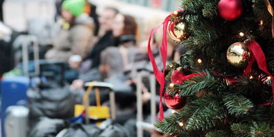 Reiseverkehr am 2 Advent Reisende mit Gepaeck warten hinter einem Christbaum im Fernbahnhof Flugha Reiseverkehr am 2. Advent: Reisende mit Gepaeck warten hinter einem Christbaum im Fernbahnhof Flughafen Frankfurt, Hessen, Deutschland Travel at 2 Advent Travelers with Luggage wait behind a Christmas tree in Remote station Airport Frankfurt Hesse Germany