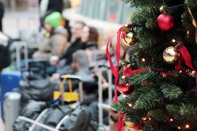 Reiseverkehr am 2 Advent Reisende mit Gepaeck warten hinter einem Christbaum im Fernbahnhof Flugha Reiseverkehr am 2. Advent: Reisende mit Gepaeck warten hinter einem Christbaum im Fernbahnhof Flughafen Frankfurt, Hessen, Deutschland Travel at 2 Advent Travelers with Luggage wait behind a Christmas tree in Remote station Airport Frankfurt Hesse Germany