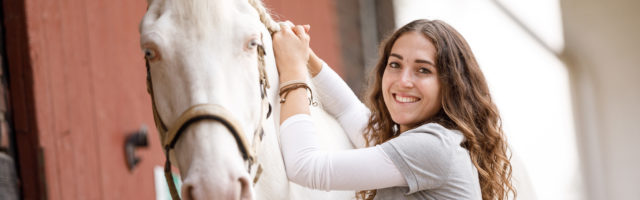 Mein Pferd Magazin - Pferde verschönern mit Kenzie Dysli Kenzie Dysli putzt und verschönert am 17.10.2017 in Ratingen die Pferde des Lengelshof für das Mein Pferd Magazin. Foto: DANIEL ELKE 