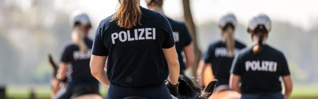 Landesreiterstaffel Die Landesreiterstaffel bei ihrem Training am 17.04.2018 in Willich. Reportage für das Mein Pferd Magazin. Foto: DANIEL ELKE 