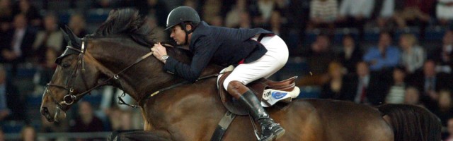 Rau_imago0000988887h Bildnummer: 00988887 Datum: 23.11.2003 Copyright: imago/Rau Eric Levallois (Frankreich) auf Diamant de Semilly; Erik, Halle, Indoor, Vdig, quer, Hindernis 19. German Masters 2003, Reiten, Reitsport, Springreiten, Springen Stuttgart Pferdesport Herren Einzel Deutschland Einzelbild Aktion Personen Tiere 