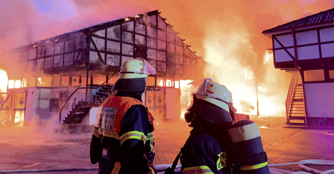 Brand in Reitstall in Bad Homburg 28.02.2019, Hessen, Bad Homburg: Feuerwehrleute stehen vor einem brennenden Pferdestall und einer Reithalle. Mehrere Pferde sind bei dem Brand auf einem Zucht- und Rennstall in Bad Homburg gestorben. (zu dpa «Pferde sterben bei Reitstall-Brand in Bad Homburg» vom 28.02.2019) Foto: Frm/dpa 