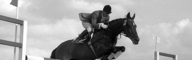 GroÔ¨Çer Preis von Europa in Aachen Spring Championat 1960 / Hans G¬∏nter Winkler auf Halla in Aktion 06.07.1960. Im Hinter Groﬂer Preis von Europa in Aachen Spring Championat 1960 / Hans G¸nter Winkler auf Halla in Aktion 06.07.1960. Im Hintergrund volle Trib¸ne *** Grand Prix of Europe in Aachen Jumping Championship 1960 Hans G¸nter Winkler on Halla in action 06 07 1960 In the background full grandstand HM 