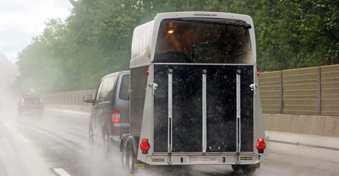 Steinach am Brenner, PKW mit Pferdeanhaenger bei Regen auf der Autobahn 29.07.2012, Steinach am Brenner, Tirol, AUT, OESTERREICH - PKW mit Pferdeanhaenger bei Regen auf der Autobahn. (Pferdetransport, transportieren, Transport, Autobahn, PKW, Auto, Haenger, Pferdeanhaenger, fahrend, Strasse, Strassenverkehr, Rueckansicht, Reisen, auf Reisen, Regen, Regenwetter, Aquaplaning, Rutschgefahr, regnerisch, Spritzwasser, Pferdehänger, Pferdeanhängere, Rückansicht) 00S120729D057SORGE.JPG [Copyright (c) Frank Sorge, Fotograf, Tel. 0049(0)3078705340, Mobil: 0049(0)178 788 5678, Fax: 0049(0)30 78705341, web: www.galoppfoto.de, e-mail: info@galoppfoto.de, Bankverbindung: Bln. Spk., Kto.: 620159286, BLZ 1005000 - NO MODEL RELEASE - bei Verwendung des Fotos ausserhalb journalistischer Zwecke bitte Ruecksprache halten - Foto ist honorarpflichtig!] 