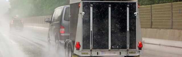 Steinach am Brenner, PKW mit Pferdeanhaenger bei Regen auf der Autobahn 29.07.2012, Steinach am Brenner, Tirol, AUT, OESTERREICH - PKW mit Pferdeanhaenger bei Regen auf der Autobahn. (Pferdetransport, transportieren, Transport, Autobahn, PKW, Auto, Haenger, Pferdeanhaenger, fahrend, Strasse, Strassenverkehr, Rueckansicht, Reisen, auf Reisen, Regen, Regenwetter, Aquaplaning, Rutschgefahr, regnerisch, Spritzwasser, Pferdehänger, Pferdeanhängere, Rückansicht) 00S120729D057SORGE.JPG [Copyright (c) Frank Sorge, Fotograf, Tel. 0049(0)3078705340, Mobil: 0049(0)178 788 5678, Fax: 0049(0)30 78705341, web: www.galoppfoto.de, e-mail: info@galoppfoto.de, Bankverbindung: Bln. Spk., Kto.: 620159286, BLZ 1005000 - NO MODEL RELEASE - bei Verwendung des Fotos ausserhalb journalistischer Zwecke bitte Ruecksprache halten - Foto ist honorarpflichtig!] 