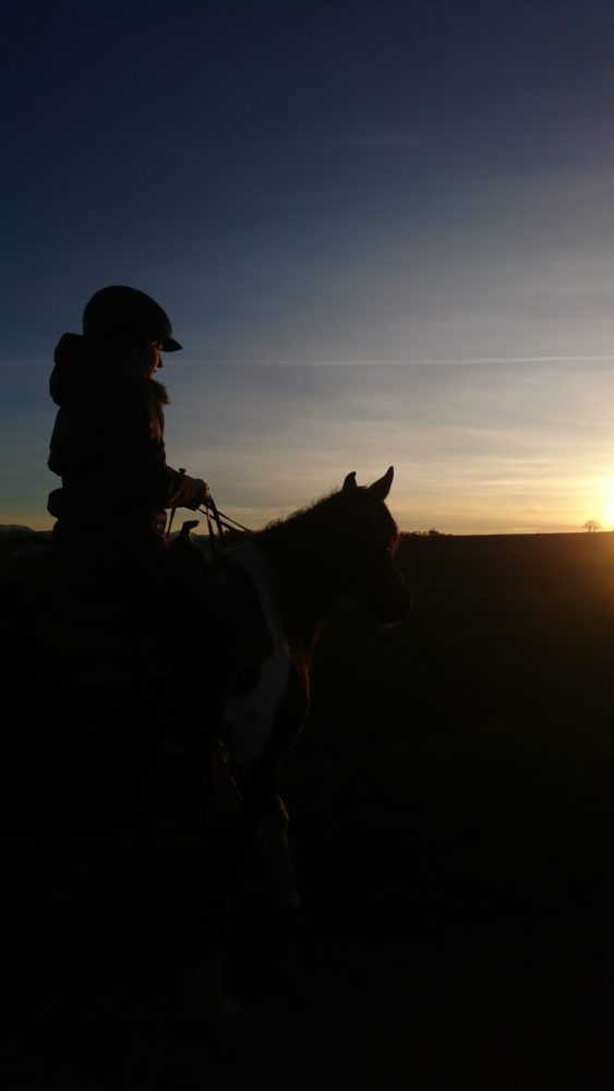 Sophia und Pepe reiten in den Sonnenuntergang